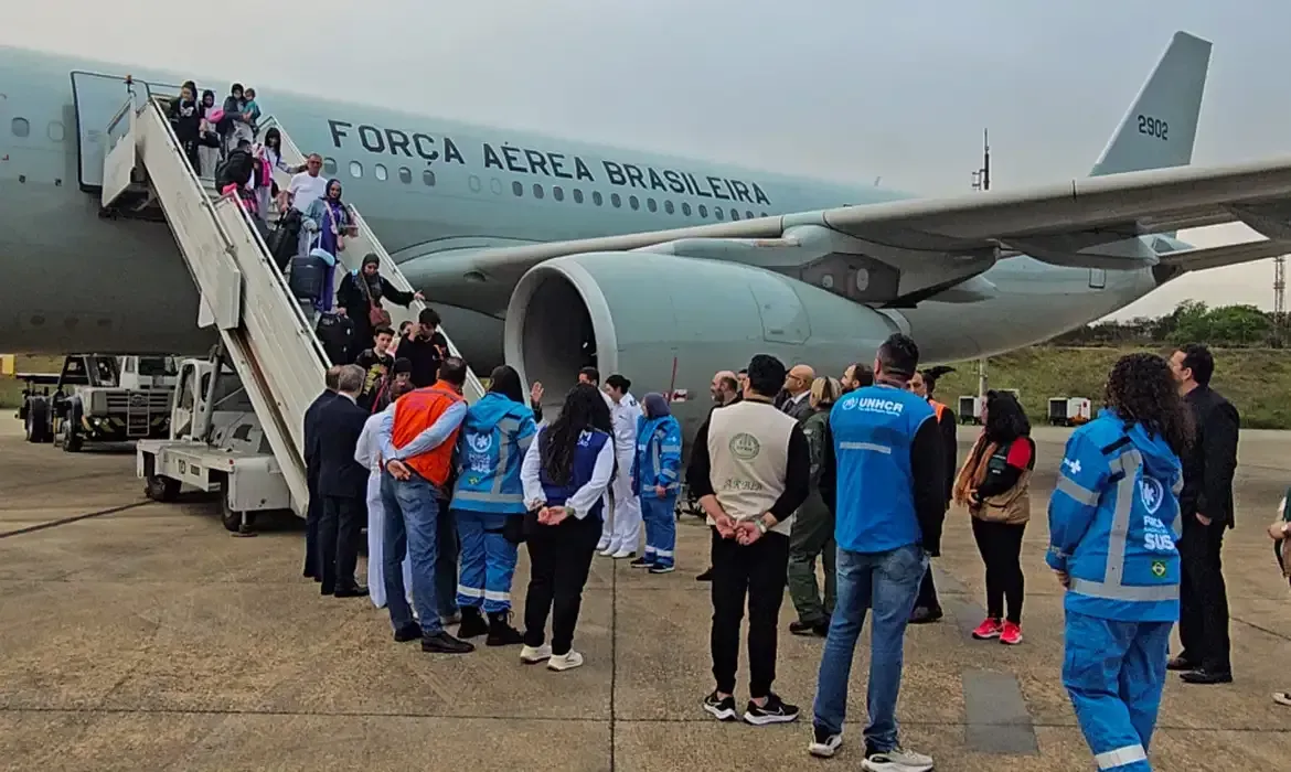 Imagem de compartilhamento para o artigo Costa Rica recebe mulher repatriada dos EUA em meio à ofensiva contra imigrantes ilegais da MS Todo dia